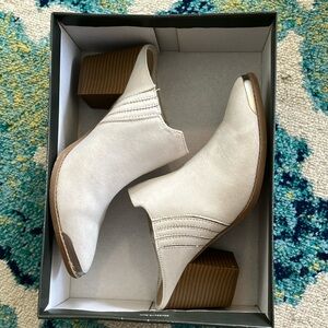 Wonderly pointed suede booties